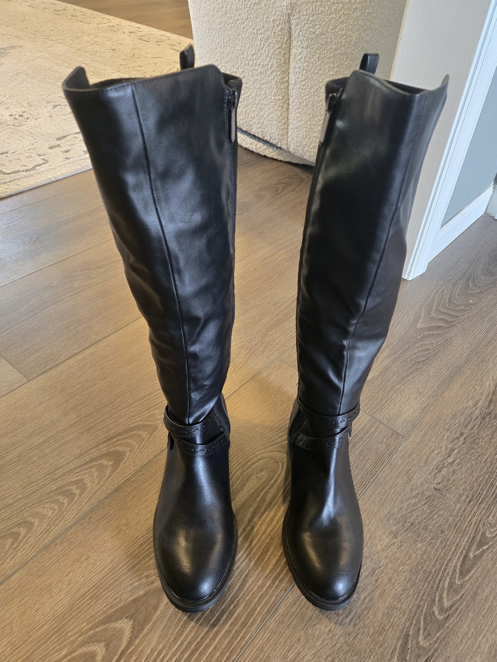 Classic Black Knee-High Leather Riding Boots